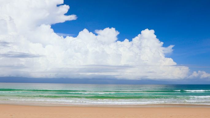 泰国普吉岛夏季海滩的热带安达曼海景。