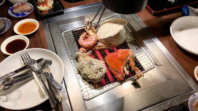 日本东京烤肉餐厅与家人一起用餐