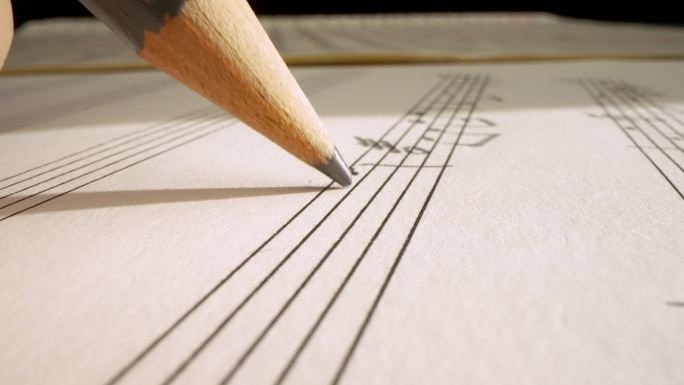用铅笔在乐谱上书写