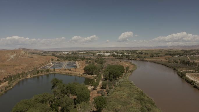 西部云景天空科罗拉多河夏季景观、水上娱乐活动和水处理厂视频系列