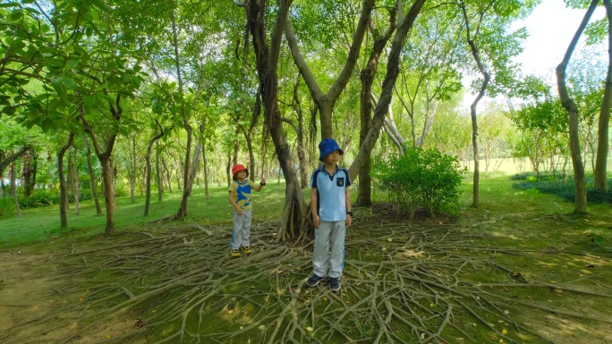 小朋友小学生亲近大自然草地玩耍奔跑