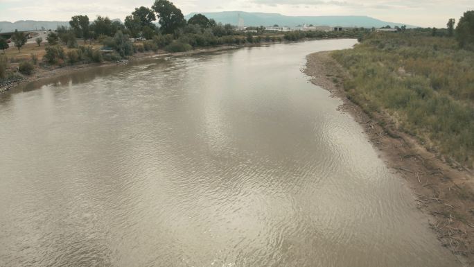 夏季活动中的移动水景空中无人机视图科罗拉多河流域绿地4K视频系列