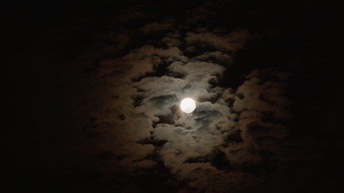 月亮在云中穿行