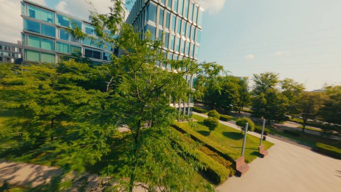 FPV无人机高空俯瞰现代居住城市景观