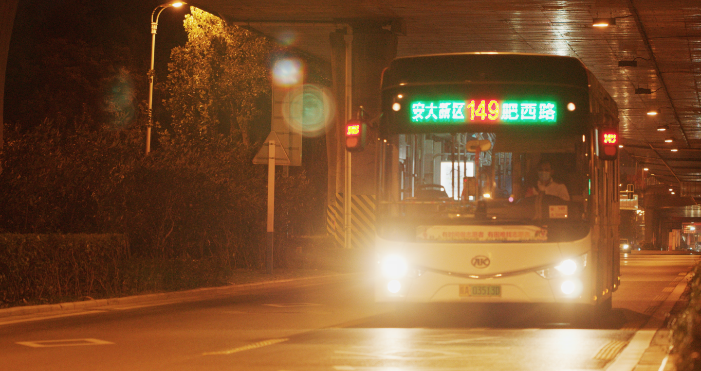 夜晚立交桥下的公交车