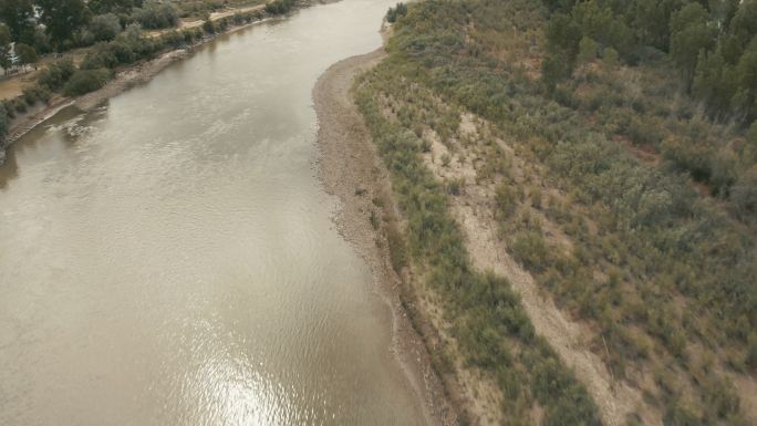 夏季活动中的移动水景空中无人机视图科罗拉多河流域绿地4K视频系列