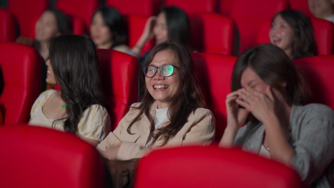 亚洲中国成熟女性和她的朋友在电影院看电影