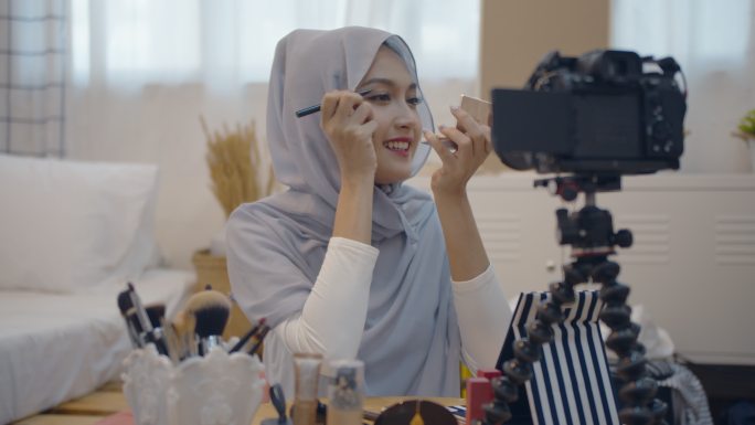 年轻的亚洲穆斯林女性美容影响力博客用化妆化妆品录制vlog视频
