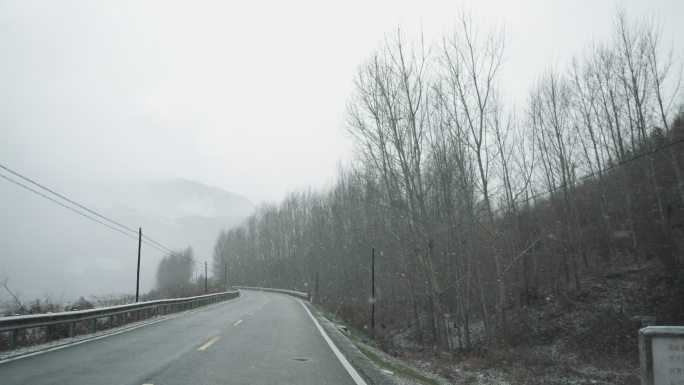 公路上迎面而来的风雪慢动作