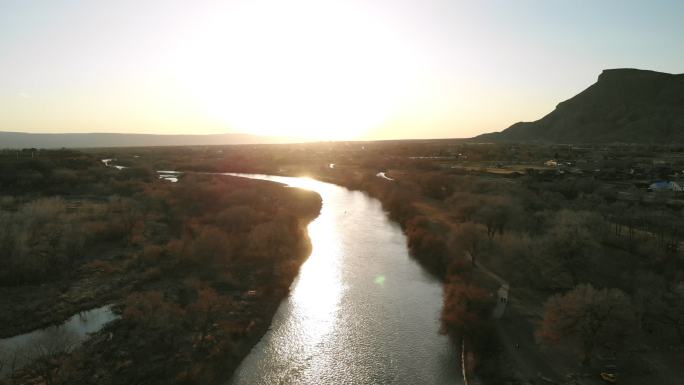 冬季无人机俯瞰科罗拉多河流域农业绿地和水处理以及BookCliff山脉4K视频系列