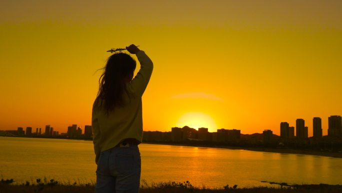 美女向夕阳招手