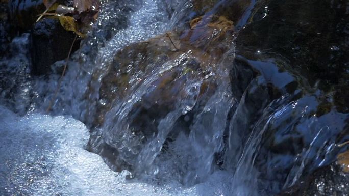 山泉溪水冲刷溪石