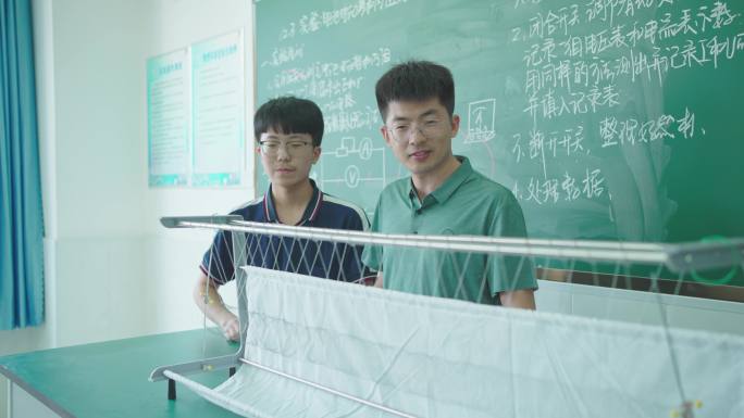 学生物理课上课做实验