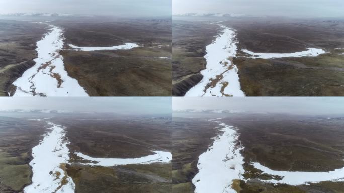 深冬，黄河源头的溪流结冰
