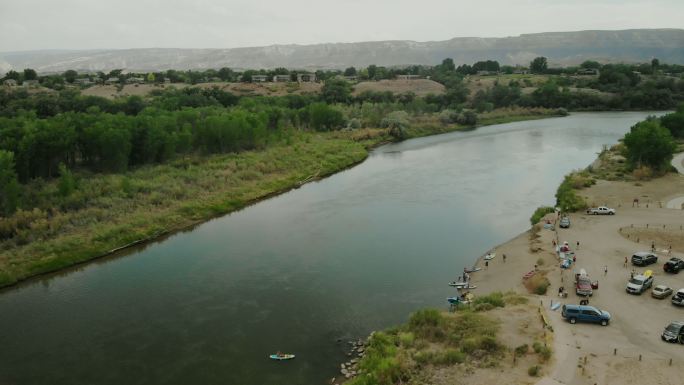 夏季活动无人机俯瞰科罗拉多河流域绿地4K视频系列