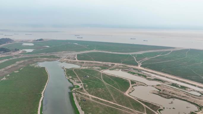 航拍洞庭湖干枯的湖堤洞庭湖大草原