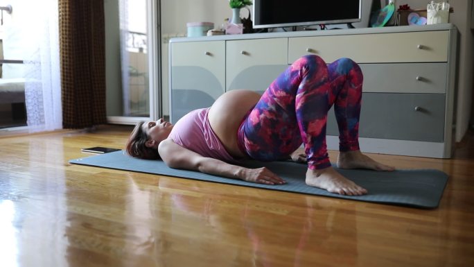 孕妇练习瑜伽孕妇肚子月子中心胎教母婴孕育
