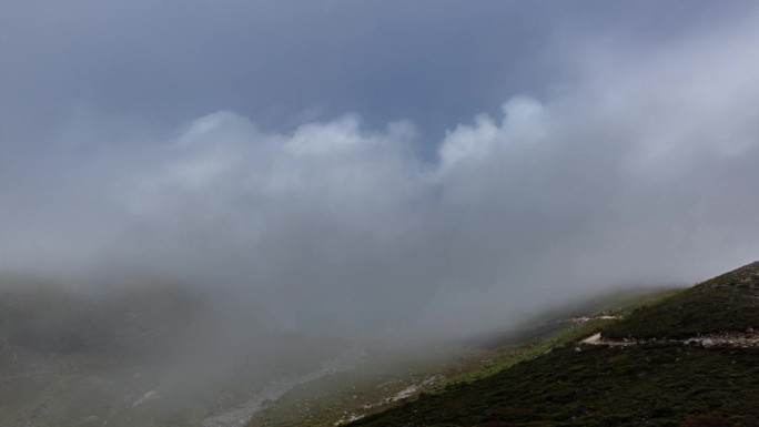 川西高原雪山云海云雾蓝天白云延时