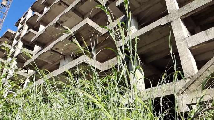 烂尾楼房地产泡沫荒凉空房停工荒草废弃房