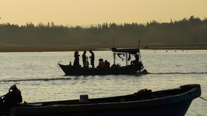 海南岛风光渔民出海捕鱼