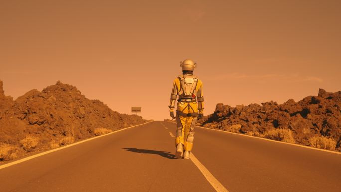 火星上的超现实行走。沿沙漠公路奔跑的女宇航员