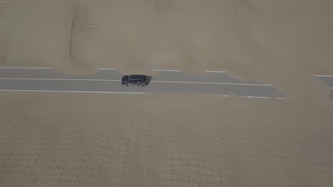 一辆车在沙漠公路行驶