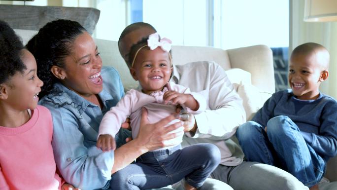 非裔美国人家庭，三个孩子，和婴儿玩耍