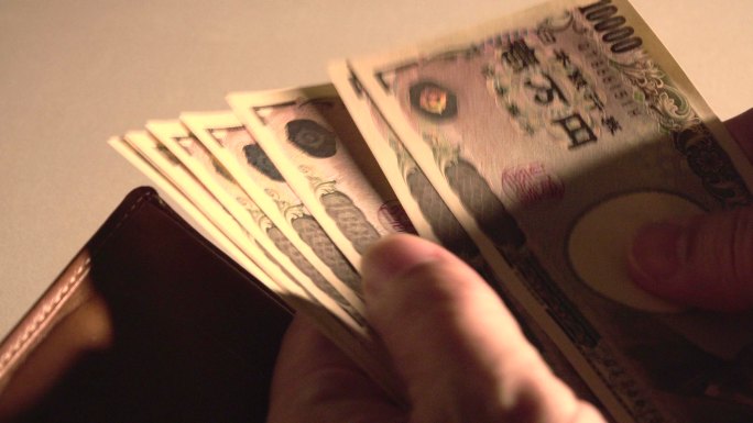 从你的钱包里拿出一张10000日元的钞票，数数。