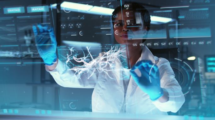 现代医学实验室。一位非裔美国医生研究透明液晶显示器上的数据。未来医学的概念。
