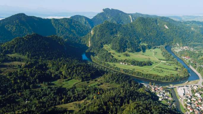 波兰度假——皮尼尼山脉鸟瞰图，索科利卡峰和斯佐维察附近的杜纳杰克河