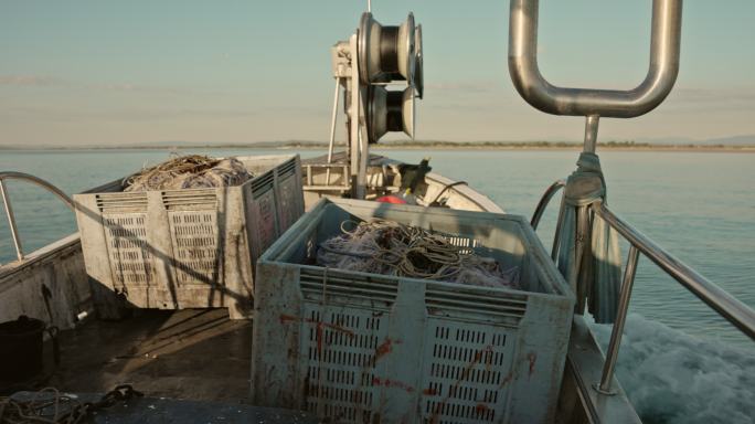 渔船艏甲板上带网和绞车的吊篮