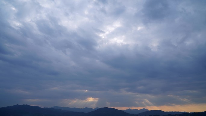 天空阳光穿透云层光影太阳光线变化云朵延时