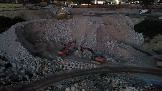 挖掘机夜间施工挖掘机夜间施工开采石料施工