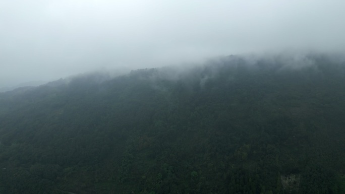 无人机飞向云雾弥漫的山顶 穿过云雾