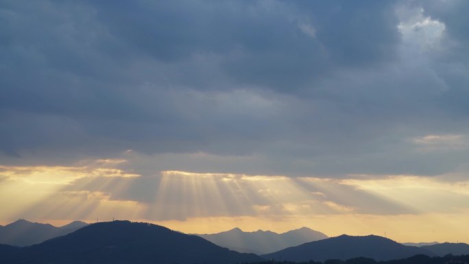 天空阳光穿透云层光影太阳光线变化云朵延时