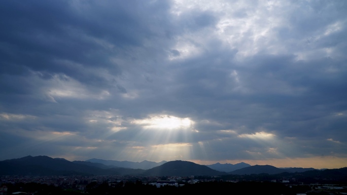 天空阳光穿透云层光影太阳光线变化云朵延时