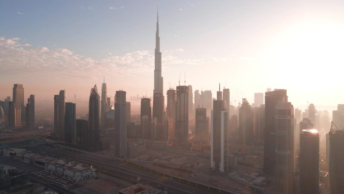 迪拜市中心的空中天际线充满了阿拉伯联合酋长国的现代摩天大楼，这些摩天大楼高出主要城市公路