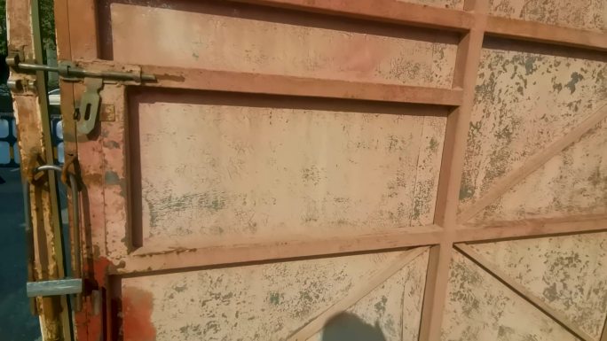建筑工地上生锈的砖色大铁门