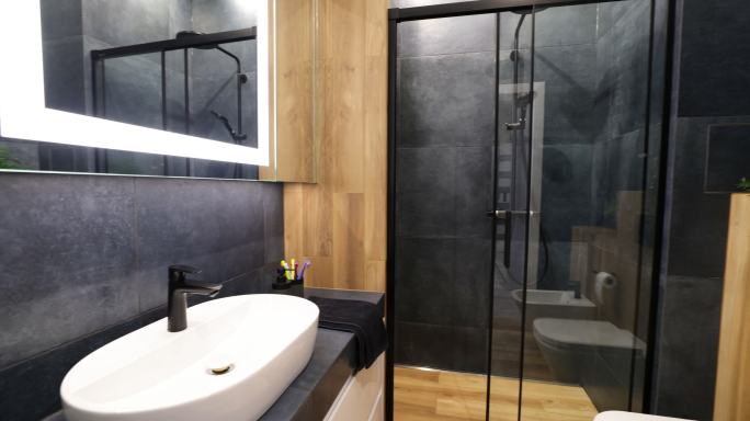 深蓝色现代豪华浴室。