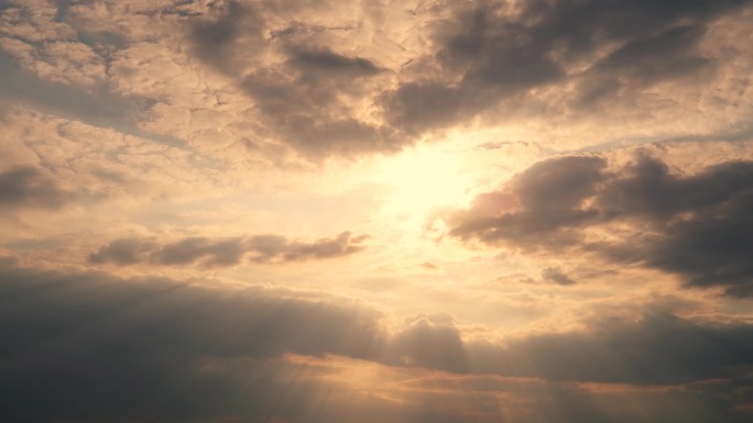 黄昏天空阳光穿透云层光影太阳光线变化延时