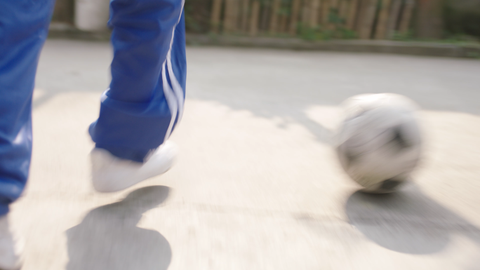 青春学生放学踢足球男孩成长梦想世界杯