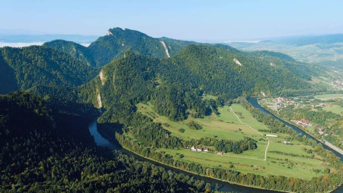 波兰度假——皮尼尼山脉鸟瞰图，索科利卡峰和斯佐维察附近的杜纳杰克河