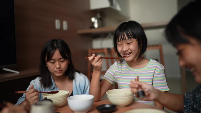 家人在家吃日本菜一家人聚餐和谐幸福美好生