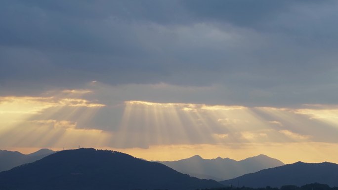 天空阳光穿透云层光影太阳光线变化云朵延时