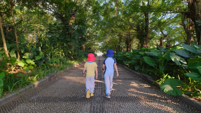 小孩子走在校园小路上