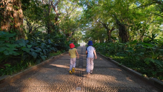 小孩子走在公园小路上