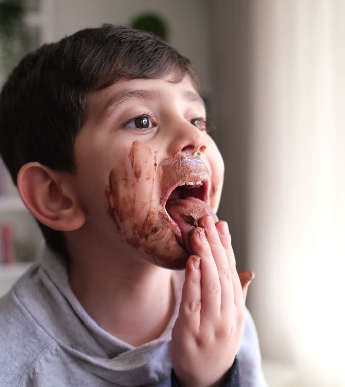 孩子正在吃巧克力。