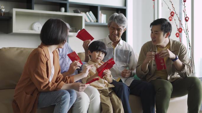 亚裔华人多代家庭在家庆祝中国新年