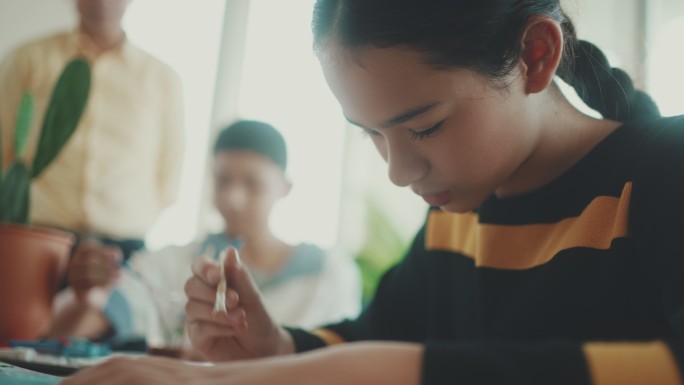 水彩画班小学女生的肖像。