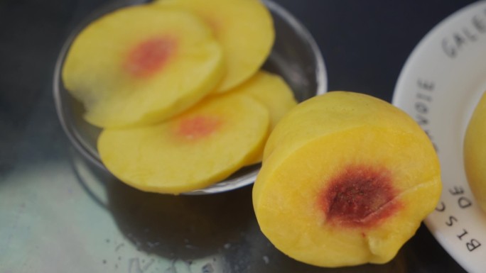 黄桃罐头 实拍原始素材 黄桃 水果